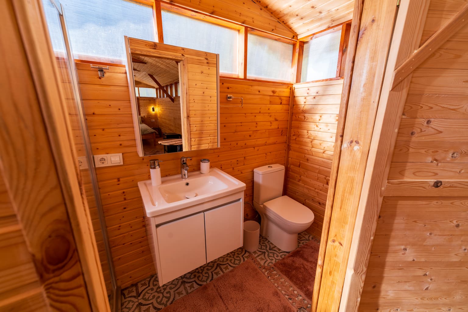 Bungalov banyosu: lavabo, ayna ve klozet
