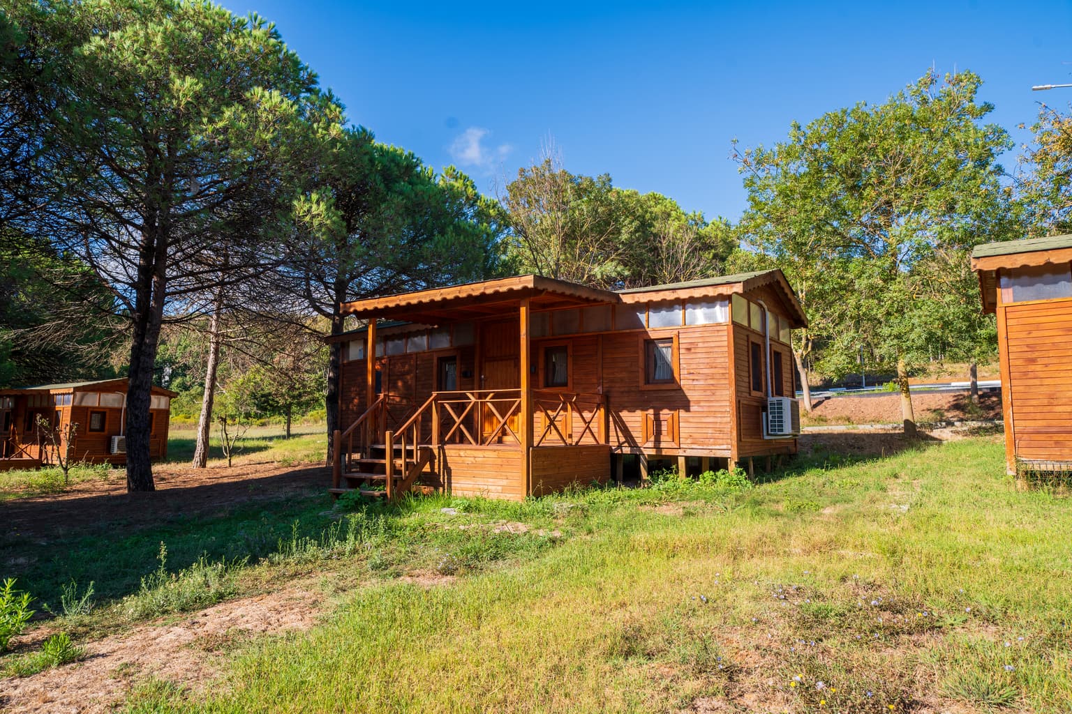 Çimenlerin ortasında ahşap bungalovlar, Casa Kilyos