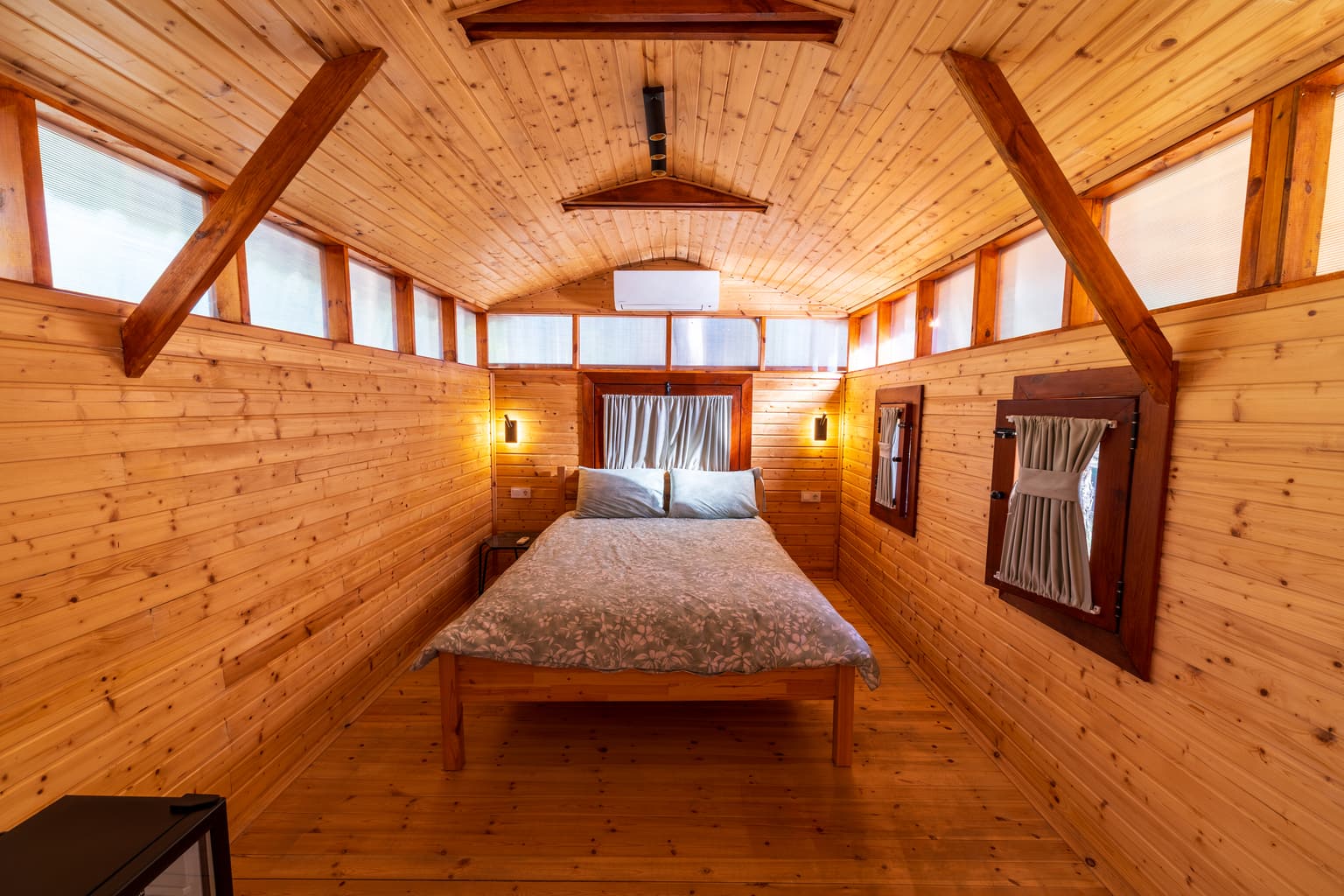 Casa Kilyos bungalovunda ahşap tavanlı yatak odası ve çift kişilik yatak
