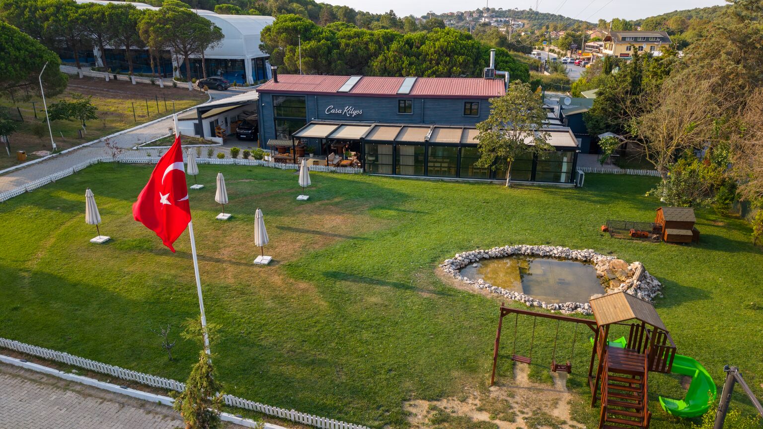 Casa Kilyos bahçesinde doğum günü ve davetler için kullanılan çimenlik alan