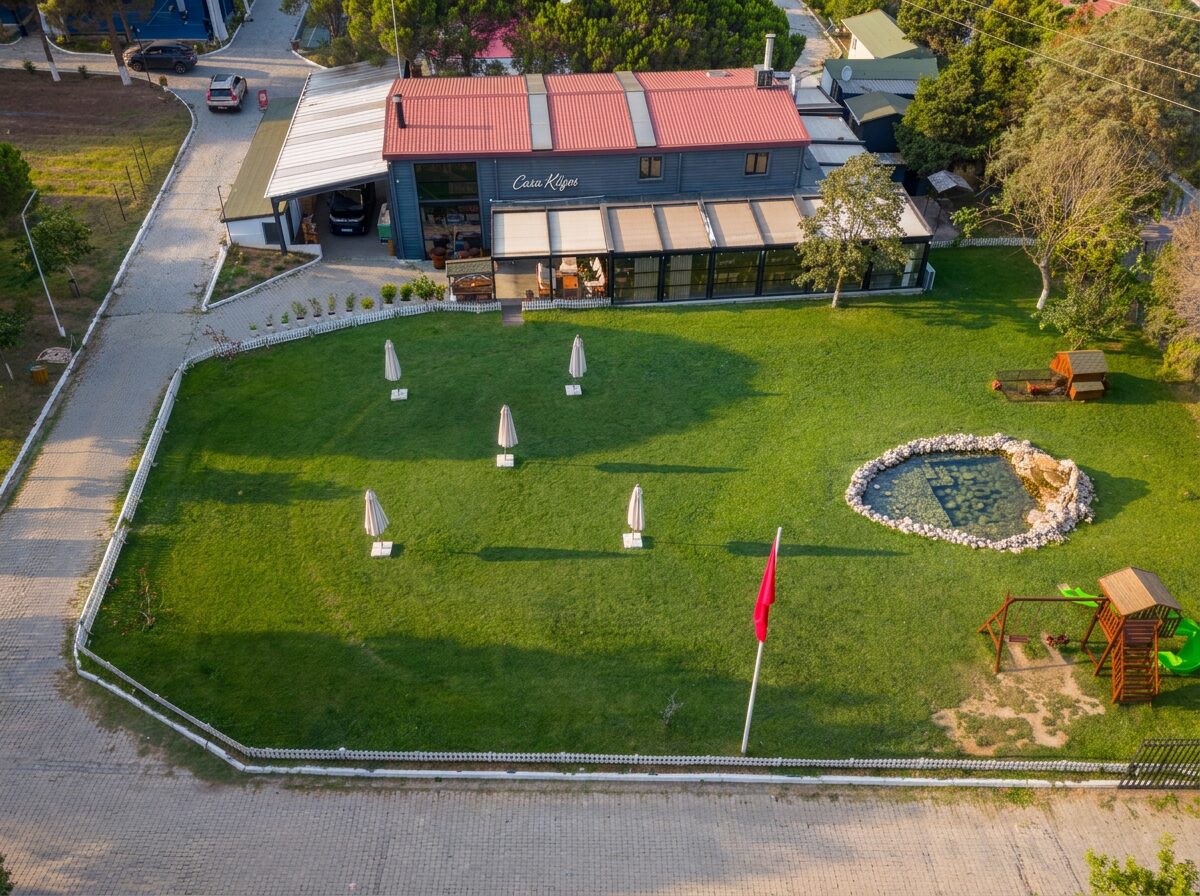 Casa Kilyos'un restoran binası ve etkinlikler için kullanılan geniş çimenlik alan, havadan