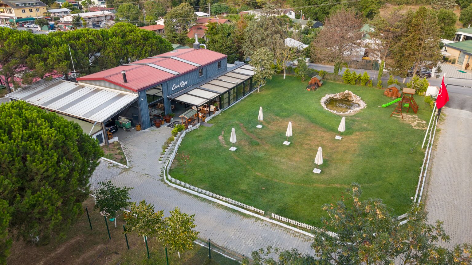 Casa Kilyos'ta kır düğünü için kullanılan çimenlik alan ve bahçe