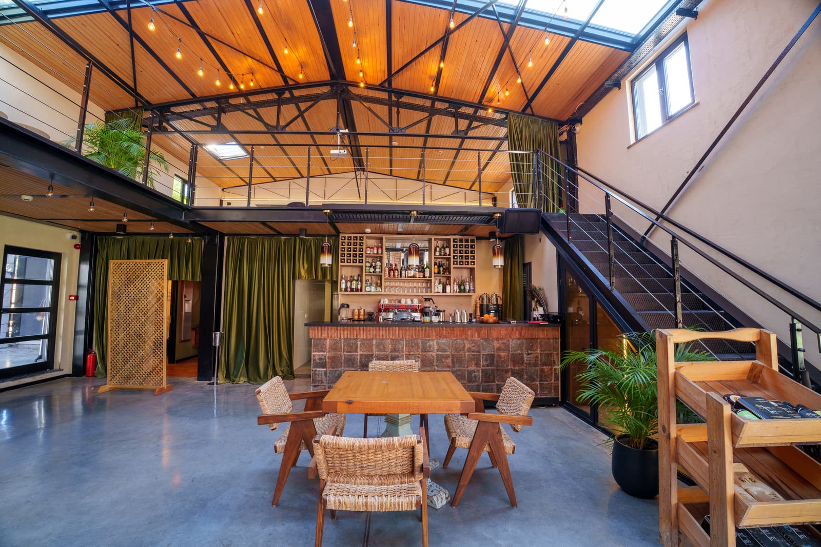 Ahşap tavanlı, çelik taşıyıcılı kapalı salon ve bar, Casa Kilyos