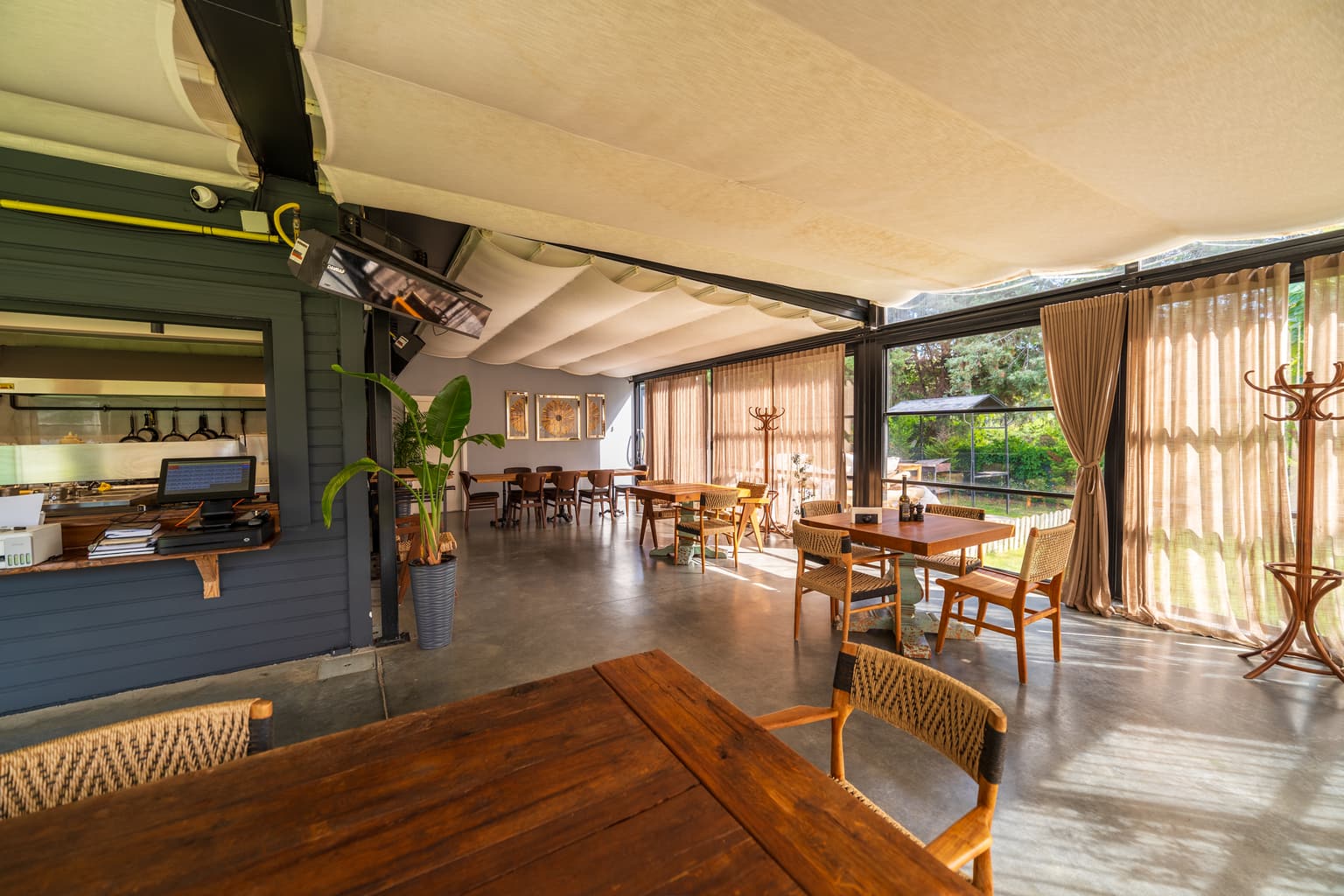 Casa Kilyos restoranında bahçeye açılan masalar